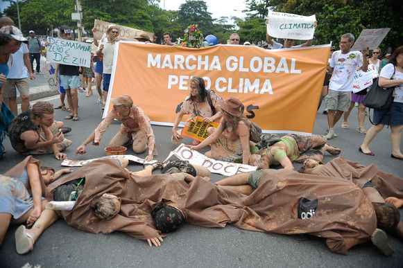 Manifestantes realizam a Marcha Global pelo Clima na orla do Rio chamando a ateno da populao da cidade para a gravidade das mudanas climticas globais. Foto: Tomaz Silva/Agncia Brasil)