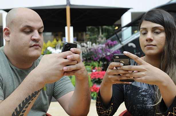 Lucas Costa, 28 anos, professor de muai-thai, precisa carregar o celular vrias vezes ao dia para garantir que no vai perder nada. Foto: Zuleika de Souza/CB/DA Press