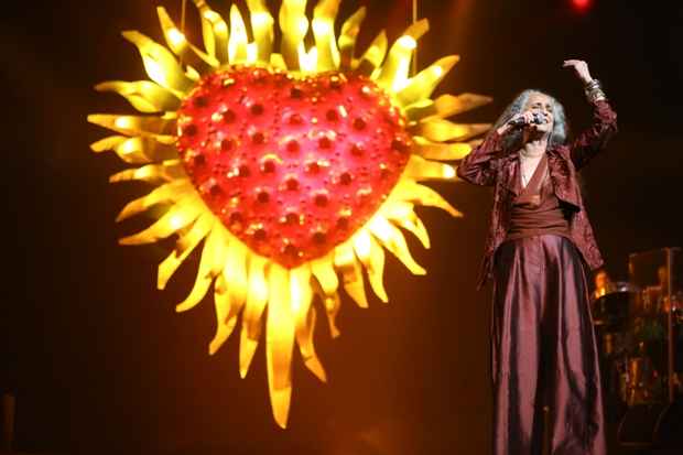 Maria Bethnia sobe ao palco do Classic Hall como homenageada do Prmio da Msica. Foto: Edy Fernandes/Divulgao