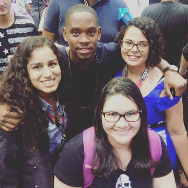 Pernambucanas Pamela, Raissa e Hamine com Aml Ameen, de Sense8. Foto: Raquel Lima/DP