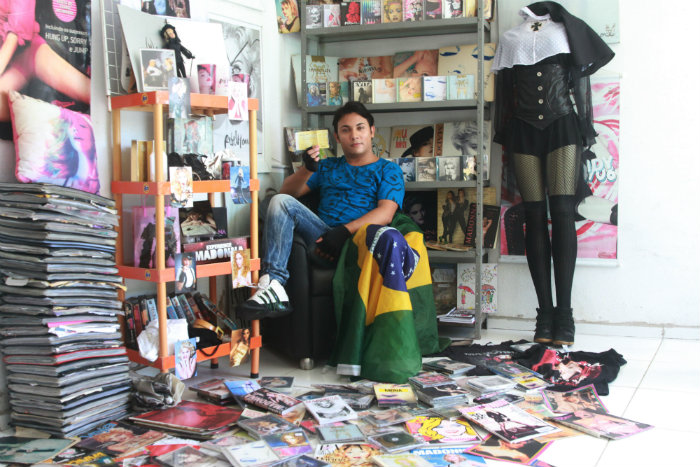 Madoninho, como  conhecido entre os fs da cantora, coleciona CDs, DVDs, revistas e objetos relacionados a rainha do pop. Foto: Julio Jacobina/DP/D A Press