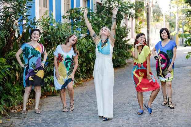 Dani assina quatro estampas, transformadas em vestidos e lenços. Foto: Andrea Rego Barros/Divulgação Dani assina quatro estampas, transformadas em vestidos e lenços. Foto: Andrea Rego Barros/Divulgação