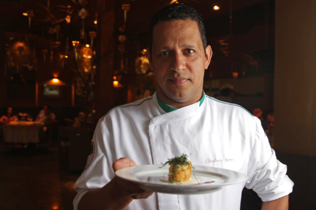 Chef Claudemir Barros  quem est  frente da cozinha do restaurante. Foto: Roberto Ramos/DP