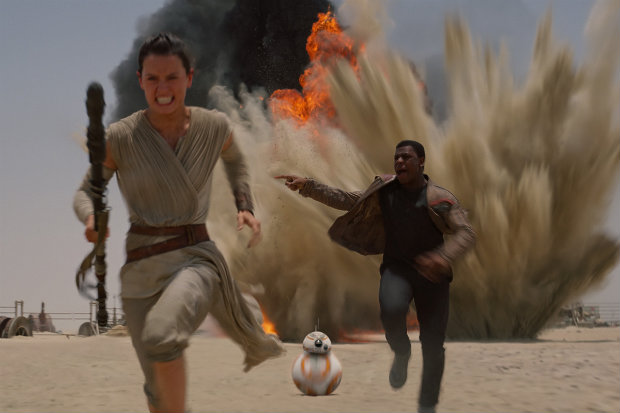 Daisy Ridley (esquerda) e John Boyega (direita) em cena do novo Star Wars. Foto: YouTube/Reproduo