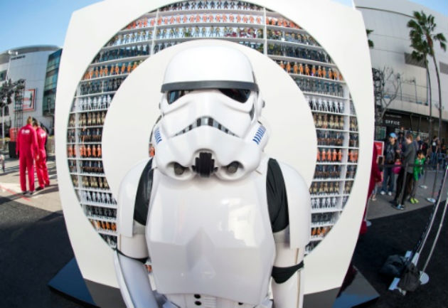 O personagem Stormtrooper  visto durante a The Star Wars Galactic Experience, em Los Angeles. Foto: AFP/ Valerie Macon 