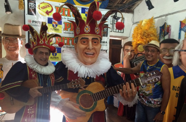 Getlio Cavalcanti e a rplica dele em boneco gigante e o criador, Slvio Botelho. Foto: Marina Simes / DP/ D A Press