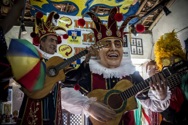 Getlio Cavalcanti  homenageado com boneco gigante feito por Slvio Botelho. Foto: Andr Soares/Divulgao