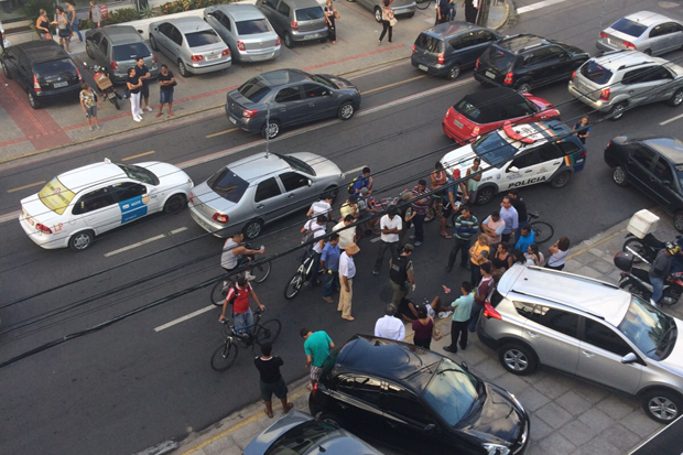 Quando PM chegou ao local, assaltante j havia sido pego por um homem que passava no local. Foto: WhatsApp/Cortesia 