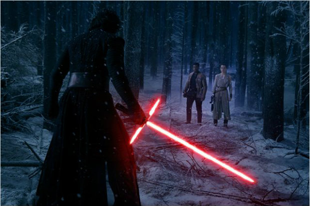 Vilo Kylo Ren enfrenta Finn e Rey em cena de Star Wars: O Despertar da Fora. Foto: Disney/Diuvlgao