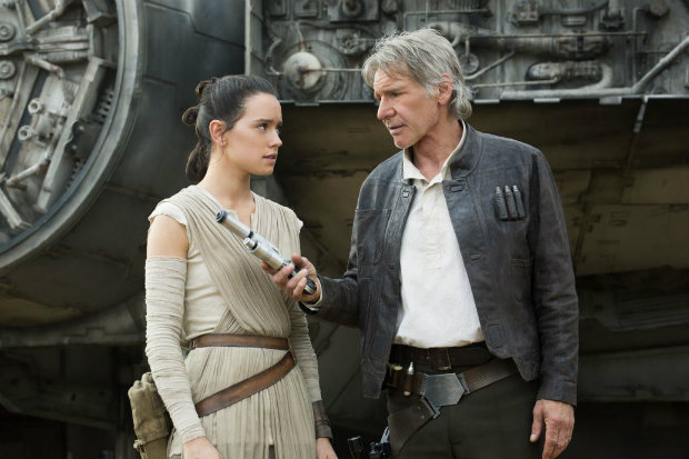 Rey (Daisy Ridley) e Han Solo (Harrison Ford) em cena de O Despertar da Fora. Foto: Disney/Divulgao