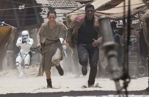 Rey (Daisy Ridley) e Finn (John Boyega): com mulher e negro como protagonistas, longa abre espao para debates sobre questes sociais. Foto: Disney/Divulgao (Rey (Daisy Ridley) e Finn (John Boyega): com mulher e negro como protagonistas, longa abre espao para debates sobre questes sociais. Foto: Disney/Divulgao)