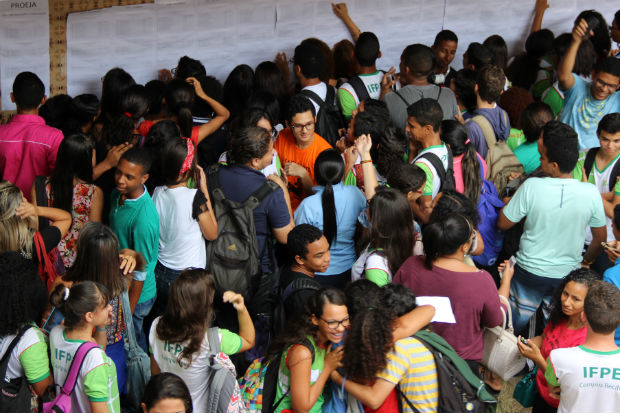  Por volta do meio dia, as listas foram afixadas no trreo do bloco F do Campus Recife, na Cidade Universitria. Foto: IFPE/ Divulgao