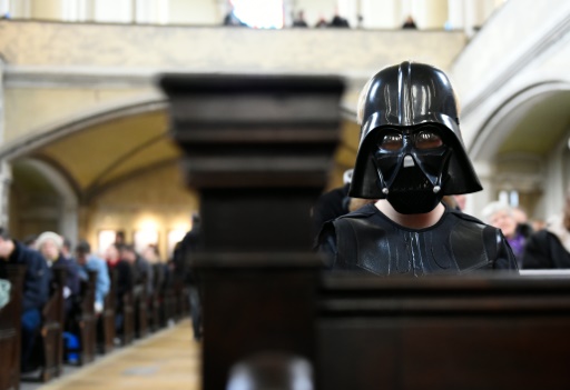 Darth Vader estava entre os fieis. Foto: Tobias Schwarz/AFP (Darth Vader estava entre os fieis. Foto: Tobias Schwarz/AFP)