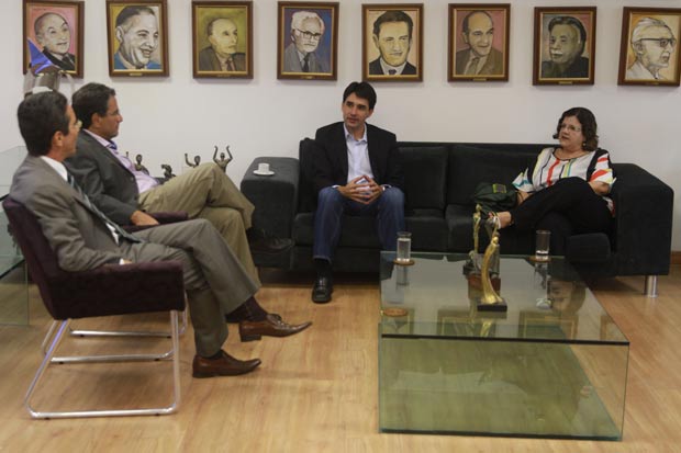 Deputados Silvio Costa Filho e Teresa Leito foram recebidos pela direo do Diario. Foto: Julio Jacobina/DP