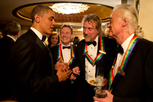 Casal Obama  bastante envolvido com o mundo da msica. Na imagem, presidente conversa com o Led Zeppelin, aps homenagem em 2012. (Foto: Domnio pblico)