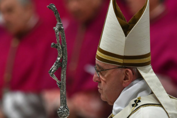 O papa Francisco celebra Missa do Galo na Baslica de So Pedro, no Vaticano. Foto: AFP/VINCENZO PINTO.