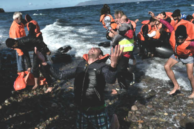 Migrante chora ao chegar  ilha grega de Lesbos, em 28 de outubro de 2015. Foto: AFP/Arquivos ARIS MESSINIS