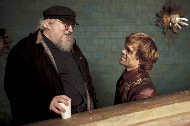 George R.R. Martin (esquerda) e Peter Dinklage, que na srie interpreta Tyrion Lannister. Foto: HBO/Divulgao