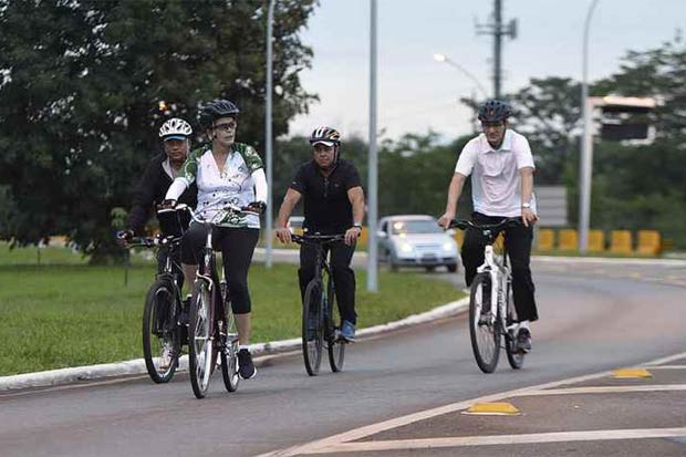 Três seguranças em bicicletas acompanharam a presidente. Foto: Ed Alves/CB/D.A. Press Três seguranças em bicicletas acompanharam a presidente. Foto: Ed Alves/CB/D.A. Press