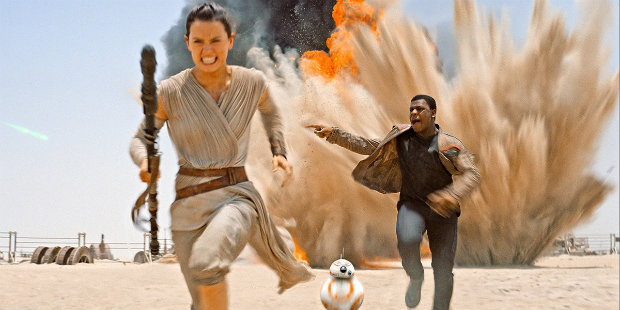 Rey (Daisy Ridley) e Finn (John Boyega) em cena de Star Wars: O Despertar da Fora. Foto: Lucasfilm/Divulgao
