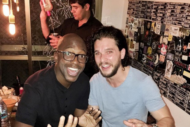 Mumuzinho, Jon Snow e uma bebida l atrs que explicaria muita coisa. Foto: Instagram/Reproduo