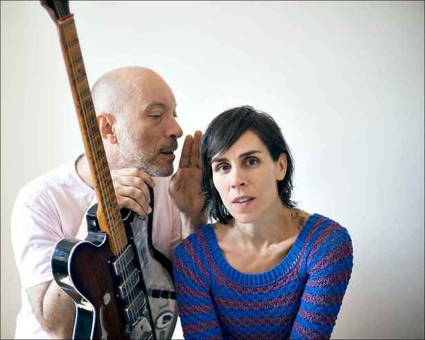 O guitarrista Edgard Scandurra e a cantora Silvia Tape: voz sussurrada e guitarra psicodlica no lbum 'Est'. Foto: Juliana R/Divulgao