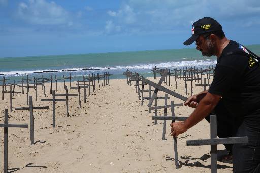 Cruzes foram colocadas na Praia de Boa Viagem no ano passado para cobrar mais segurana no estado. Foto: Teresa Maia/DP/D.A Press

