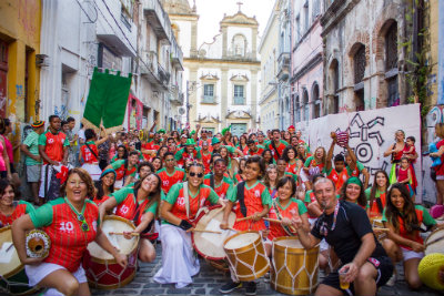 Grupo Quebra Baque se rene em frente a sede, na Rua Tomazina, prximo a Igreja Madre de Deus. Foto: Reproduo/Site Oficial