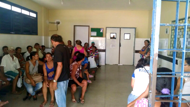 Desde o incio da manh, muitos pacientes aguardam atendimento no hospital. Foto: Roslia Vasconcelos/DP