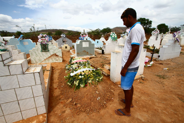 Danielle foi sepultada ontem, s 12h, no cemitrio da aldeia indgena Po de Acar. Foto: Paulo Paiva/DP