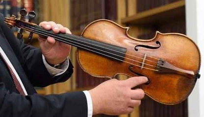 Na foto, exemplar produzido por Stradivarius em 1734 . Foto: Reproduo/Internet