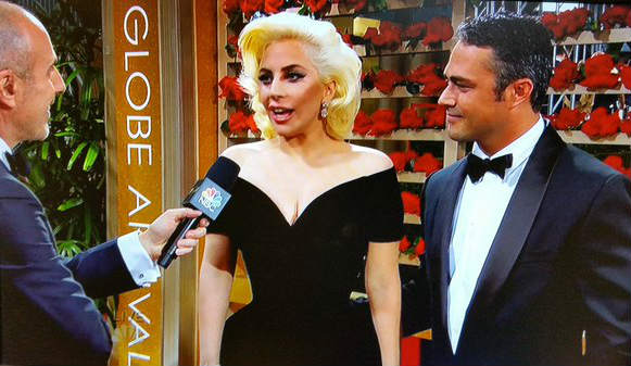Gaga escolheu um modelo da Versace. Foto: NBC/Reproduo (Gaga escolheu um modelo da Versace. Foto: NBC/Reproduo)