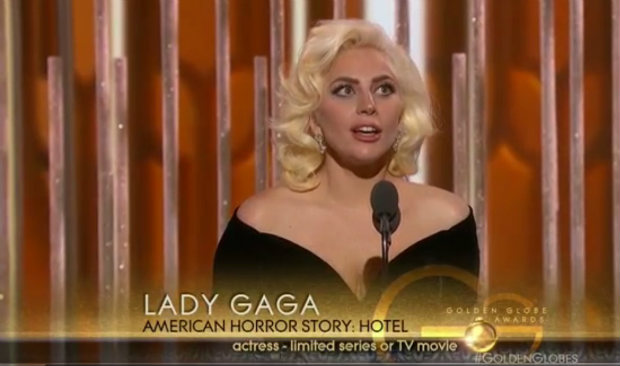 Famosa pelas roupas extravagantes, Gaga apostou em um discreto vestido preto. Foto: Golden Globes/Reproduo (Famosa pelas roupas extravagantes, Gaga apostou em um discreto vestido preto. Foto: Golden Globes/Reproduo)