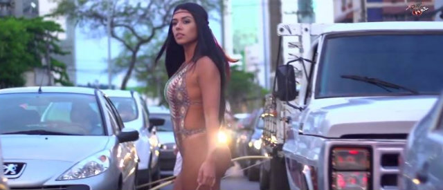 ndia da Playboy grava cena no trnsito da Avenida Domingos Ferreira, em Boa Viagem. Foto: Reproduo/YouTube