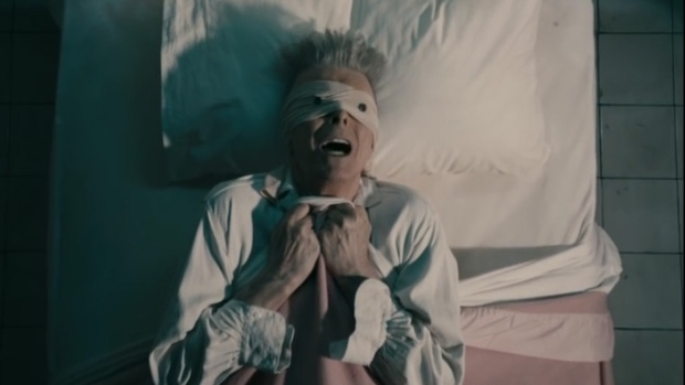 No clipe Lazarus, Bowie aparece com atadura nos olhos. Foto: Reproduo/YouTube