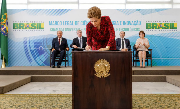 A presidenta Dilma Rousseff sancionou na segunda-feira o Projeto de Lei da Cmara (PLC) 77/2015, que promove uma srie de aes para o incentivo  pesquisa e ao desenvolvimento cientfico e tecnolgico, que foi aprovado pelo plenrio do Senado Federal no dia 9 de dezembro. Foto: Ichiro Guerra/ PR.