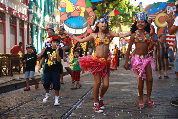 Entre folias de rua e em clubes no faltam opes para alegar o carnaval da crianada. Foto: Bernardo Dantas/DP/D.A Press 