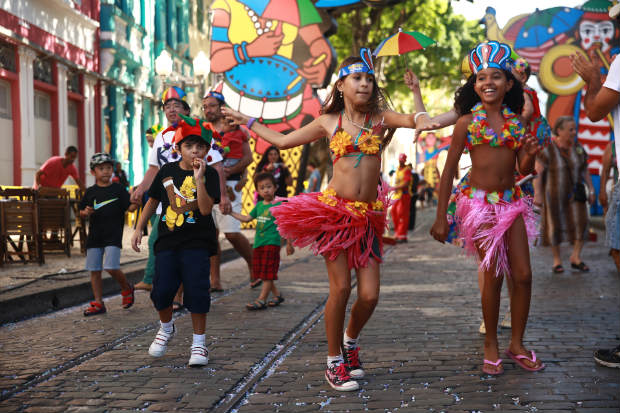 Entre folias de rua e em clubes no faltam opes para alegar o carnaval da crianada. Foto: Bernardo Dantas/DP/D.A Press


