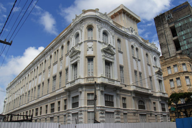 No prdio do Chantecler, construdo no fimdo sculo 19, funcionou um clube noturno. J o Liceu de Artes e Ofcios de Pernambuco (ao lado) abrigou salas de aulas e hoje est fechado. Foto: Karina Morais/Esp. DP 
