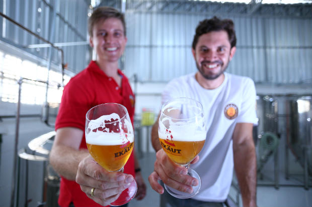Empresrios Diogo Chiaradia e Andr Turton apresentaram ao mercado cervejeiro duas pilsners, inspiradas em receitas alemes e tchecas, e uma India Pale Ale. Foto: Peu Ricardo/Esp. DP 