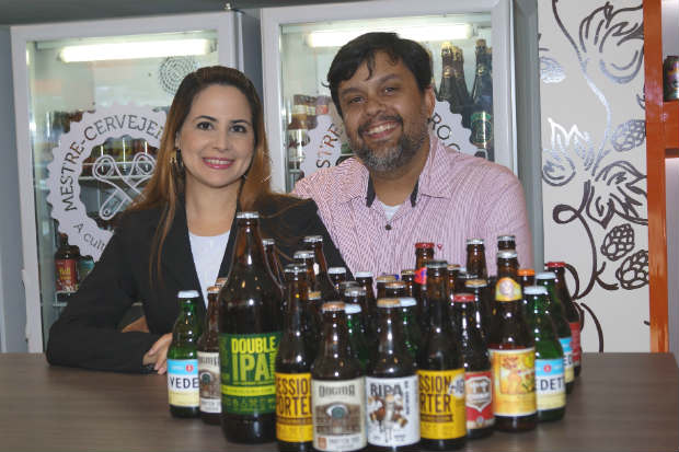 Newton Csar Neto e Manuela Kirzne comandam a Mestre Cervejeiro.com, em Boa Viagem, com extensa variedade de rtulos nacionais e internacionais. Foto: Breno Pessoa