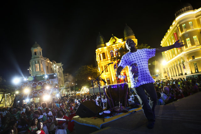 Percussionista Nan Vasconcelos vai comandar o encontro de onze naes de Maracatu e caboclinhos na abertura do carnaval, no Marco ZeroFoto: Helder Tavares/DP/D.A Press