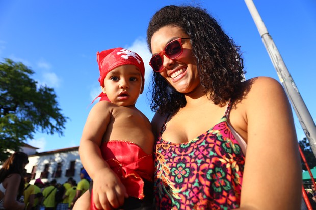 Aline levou o filho de um ano para a prvia do primeiro carnaval. Foto: Peu Ricardo/DP