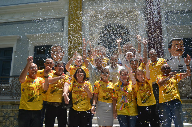 Organizadores da Turma da Jaqueira Segurando o Talo. Foto: Malu Cavalcanti