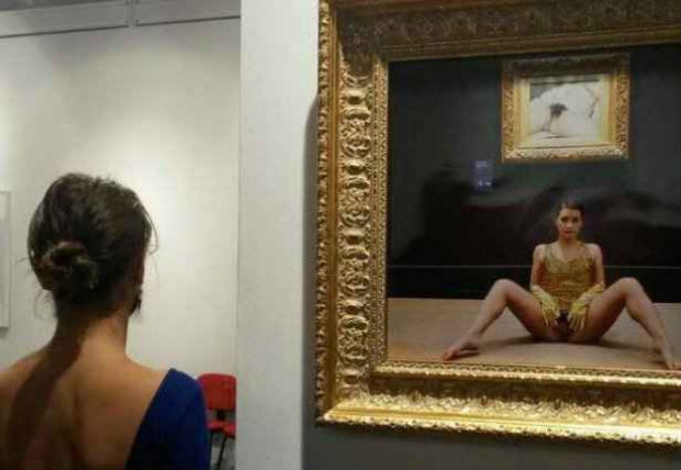 De Robertis j protagonizou outro incidente, em maio de 2014, nesse mesmo museu, ao expor a vagina diante do quadro de Gustave Courbet "A origem do mundo". Foto: Facebook/Reproduo 