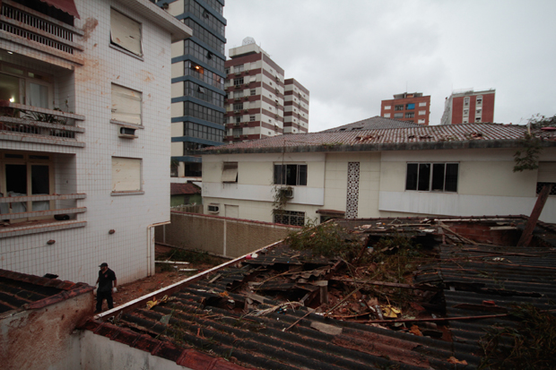 Aeronave que transportava o ex-governador Eduardo Campos e sua equipe caiu no bairro do Boqueiro, em Santos. Foto: Nara Assuno/Jornal Boqnews/Divulgao
