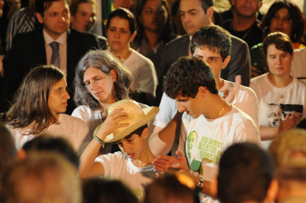A ex-primeira-dama Renata Campos e os filhos no enterro de Eduardo Campos. Foto: Heitor Cunha/Arquivo DP