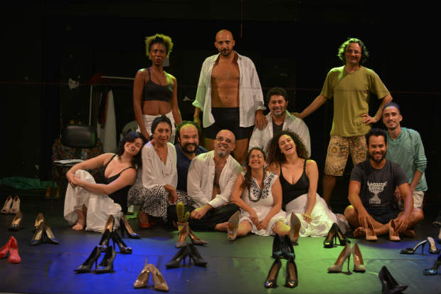 Coletivo Angu de Teatro ler, com mais cinco convidados, o texto "Os corpos perdidos". Crdito: Pedro Portugal/Divulgao