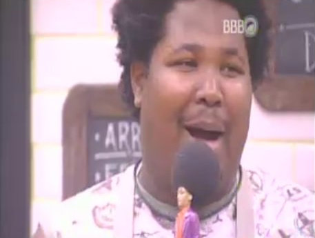O estudante Ronan usou o boneco como microfone. Fotos: TV Globo/Reproduo