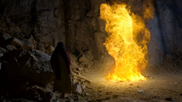 Na cena, Deus se materializa atravs do fogo. Foto: Paris Films/Reproduo